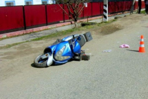 U selu ubedljivo sudarni tinejdžer na mopedu i konju U selu ubedljivo sudarni tinejdžer na mopedu i konju